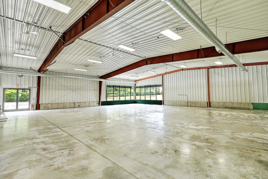 More Photos Of 1055 E Main Rd, Portsmouth Warehouse For Lease