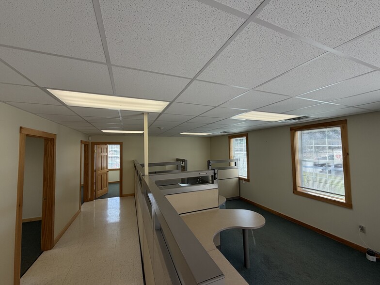 More Photos Of 1667 White Mountain Hwy, Sanbornville Showroom For Lease