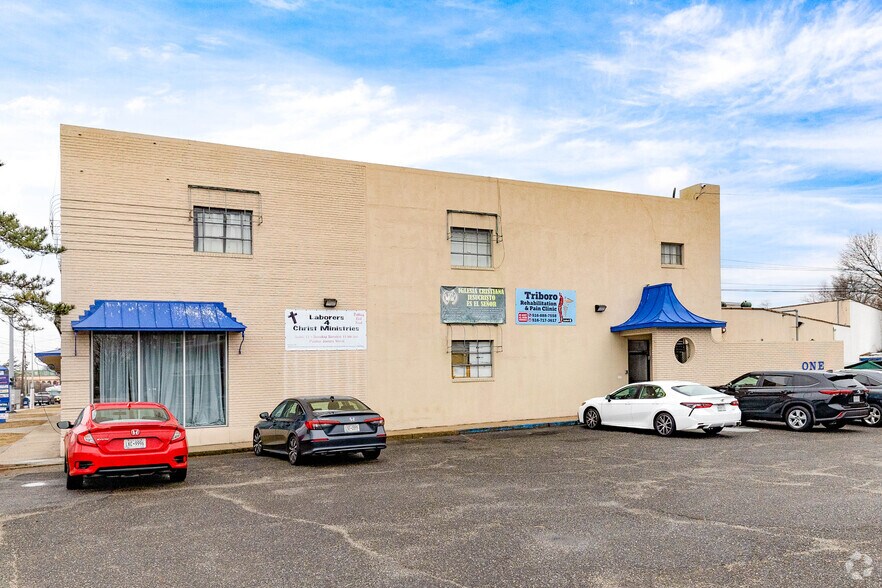 More Photos Of 1 Fulton Ave, Hempstead Office For Lease
