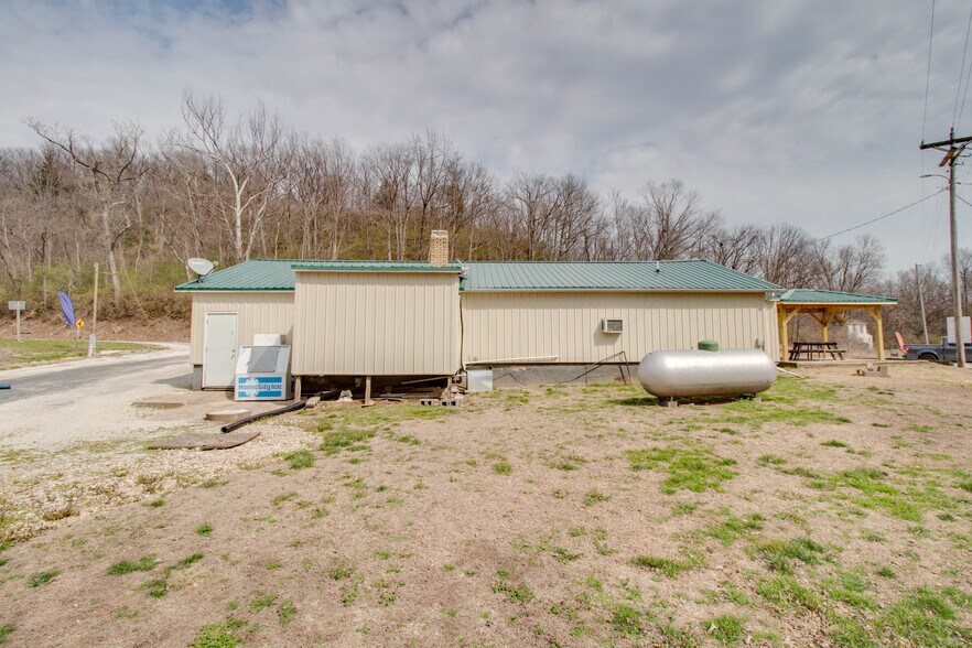 More Photos Of 20861 IL-100, Fieldon Specialty For Sale