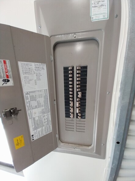 More Photos Of 300 E New Hope Rd, Cedar Park Light Manufacturing For Lease