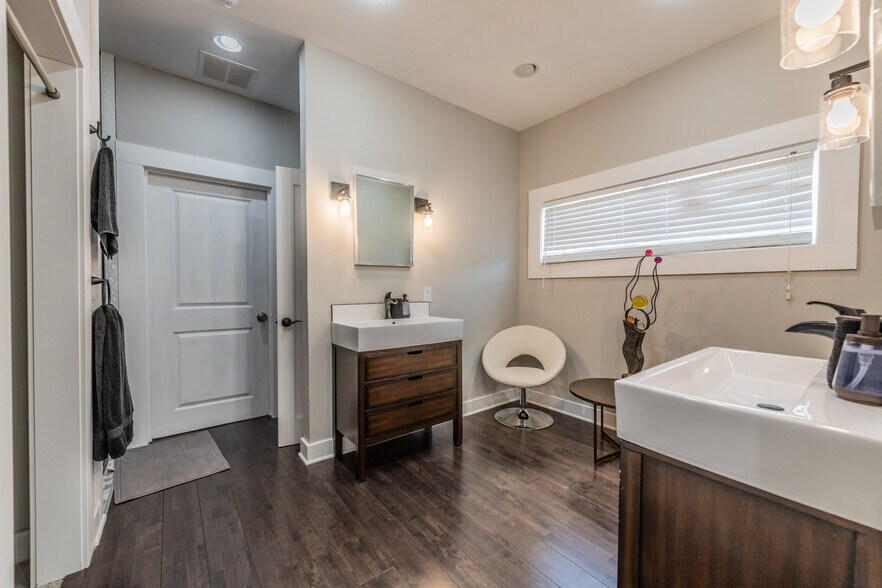 More Photos Of 630 S Walters, San Antonio Freestanding For Sale