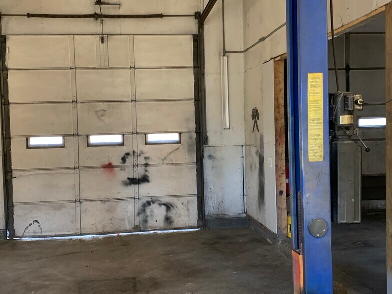 More Photos Of 29 Main St, Limerick Service For Lease
