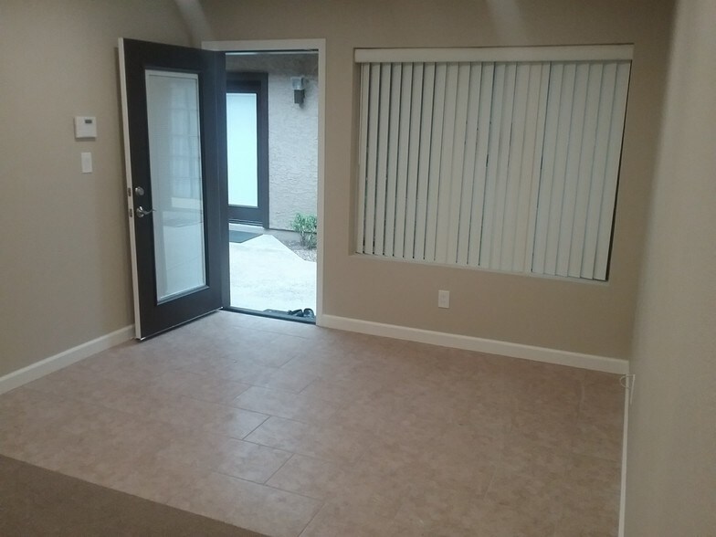 More Photos Of 1152 E Greenway St, Mesa Office For Lease