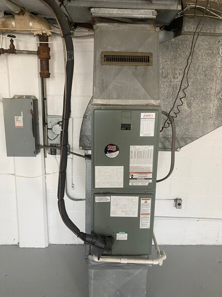 More Photos Of 5209 York Rd, Baltimore Office For Sale