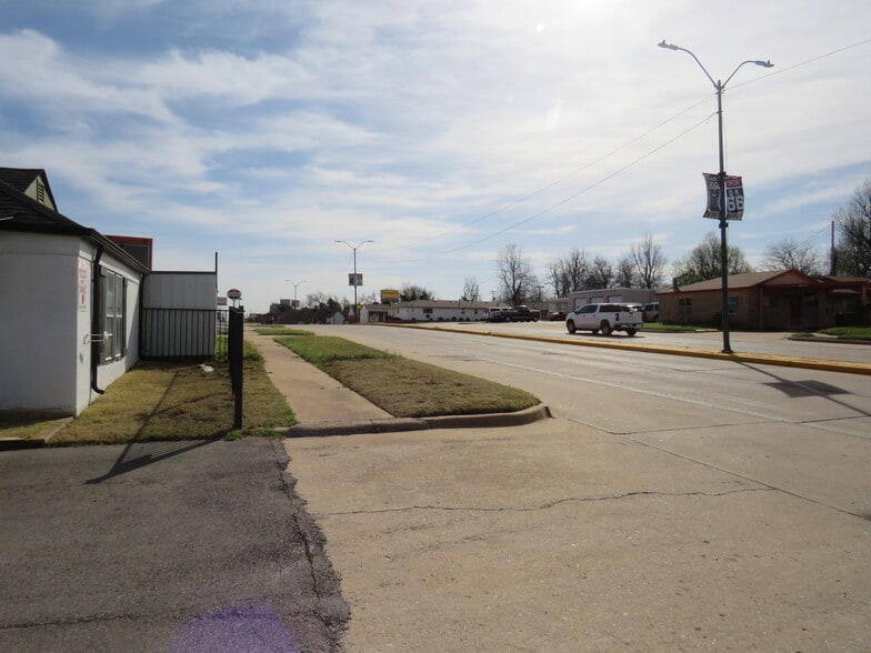 More Photos Of 925 W Main St, Yukon Apartments For Sale