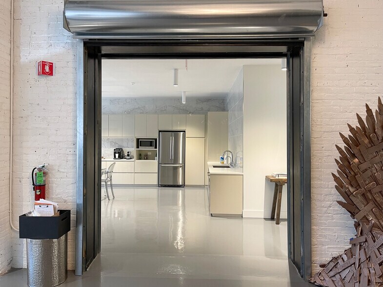 More Photos Of 3921-3925 N Elston Ave, Chicago Light Distribution For Sale