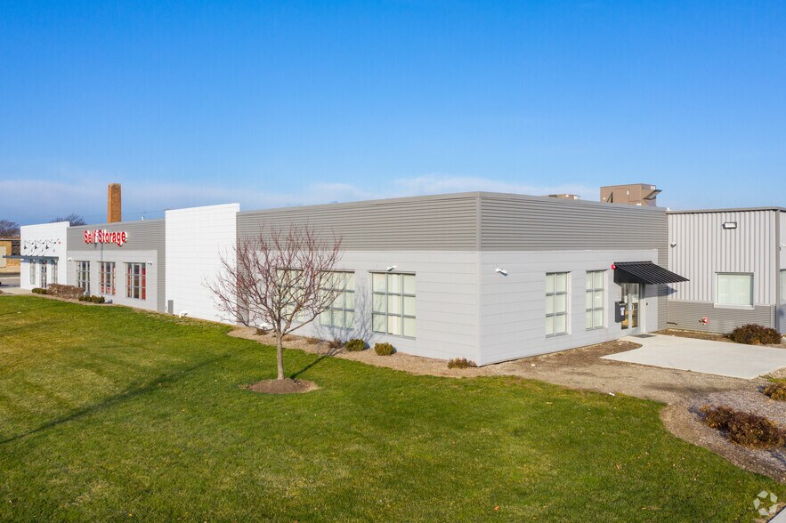 Primary Photo Of 3500 Oakton St, Skokie Warehouse For Lease