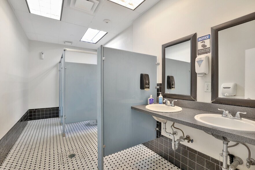 More Photos Of 16 Harrison Ave, Yonkers Warehouse For Lease