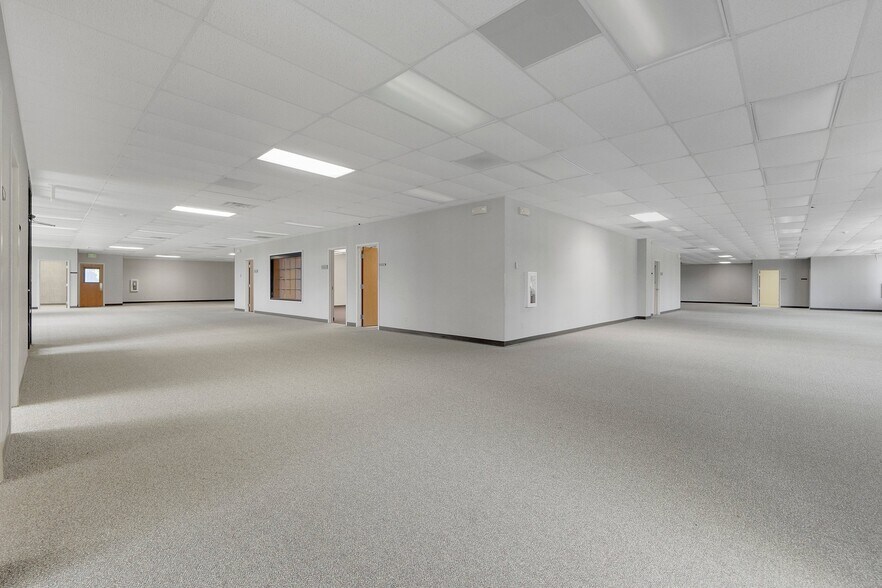 More Photos Of 8645 E Backwater Rd, North Webster Showroom For Lease