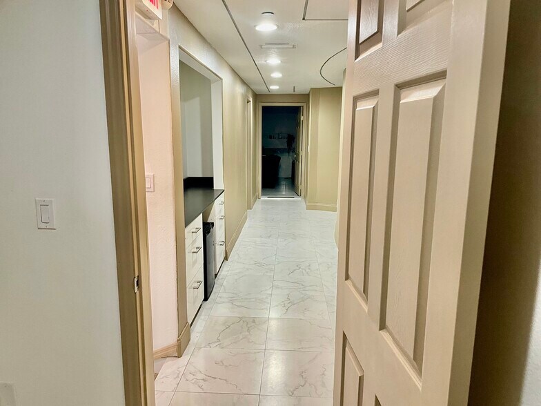 More Photos Of 8810 Commodity Cir, Orlando Showroom For Sale