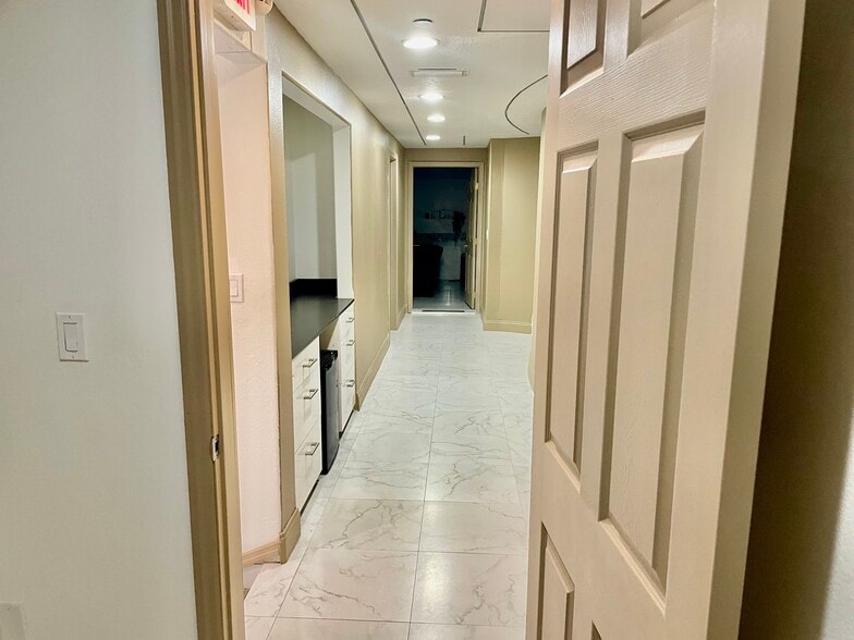 More Photos Of 8810 Commodity Cir, Orlando Showroom For Lease