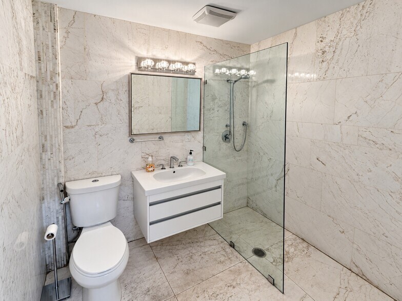 More Photos Of 261 NW 71st St, Miami Showroom For Sale