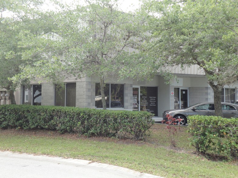 More Photos Of 2427 Porter Lake Dr, Sarasota Flex For Sale