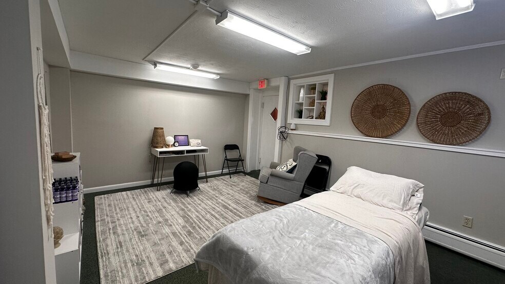 More Photos Of 185 W State St, Granby Storefront Retail Office For Lease