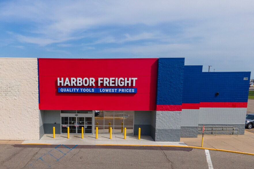 More Photos Of 1200 E Susan Dr, Marshall Freestanding For Lease