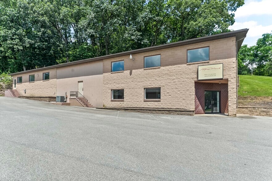More Photos Of 935 Chestnut St, Gap Showroom For Sale