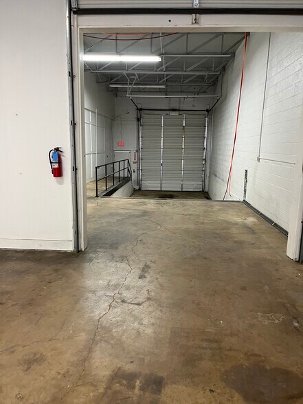 More Photos Of 147 Pittsburg St, Dallas Showroom For Lease