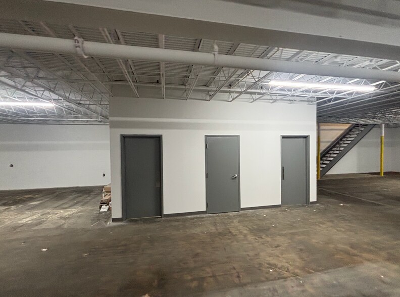 More Photos Of 4680 Caprice Dr, Middletown Warehouse For Lease