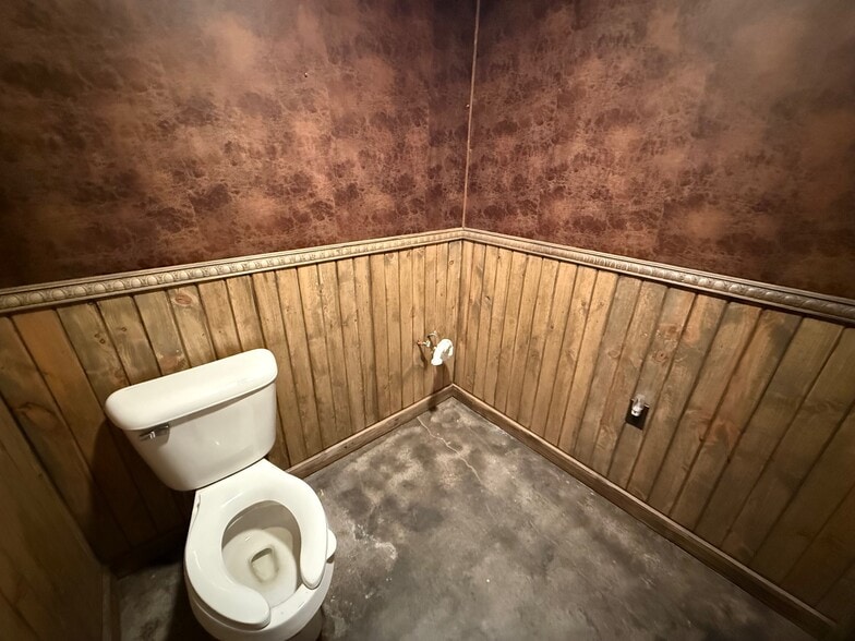 More Photos Of 217 W Main St, Tishomingo Storefront Retail Office For Lease