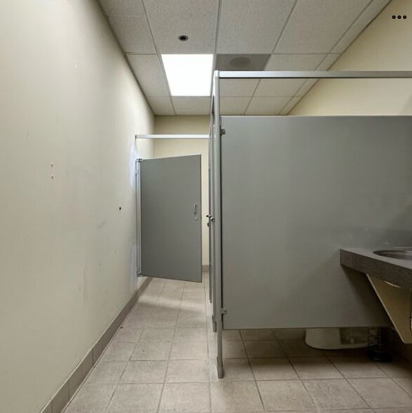 More Photos Of 422 Wards Corner Rd, Loveland Showroom For Lease