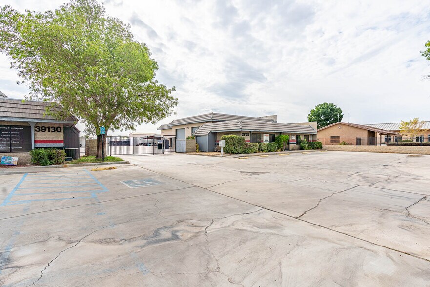More Photos Of 39126-39130 3rd St E, Palmdale Service For Sale