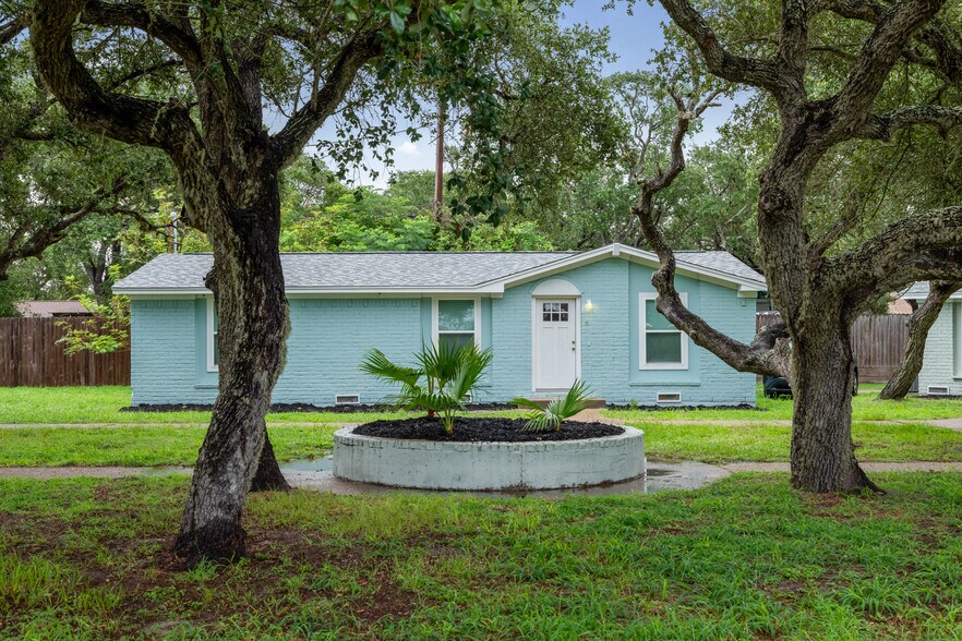 More Photos Of 1300 N Live Oak St, Rockport Multifamily For Sale