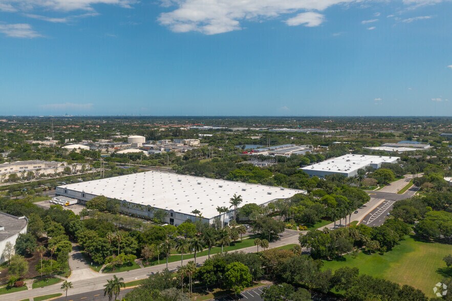 More Photos Of 800-900 International Pky, Sunrise Distribution For Lease