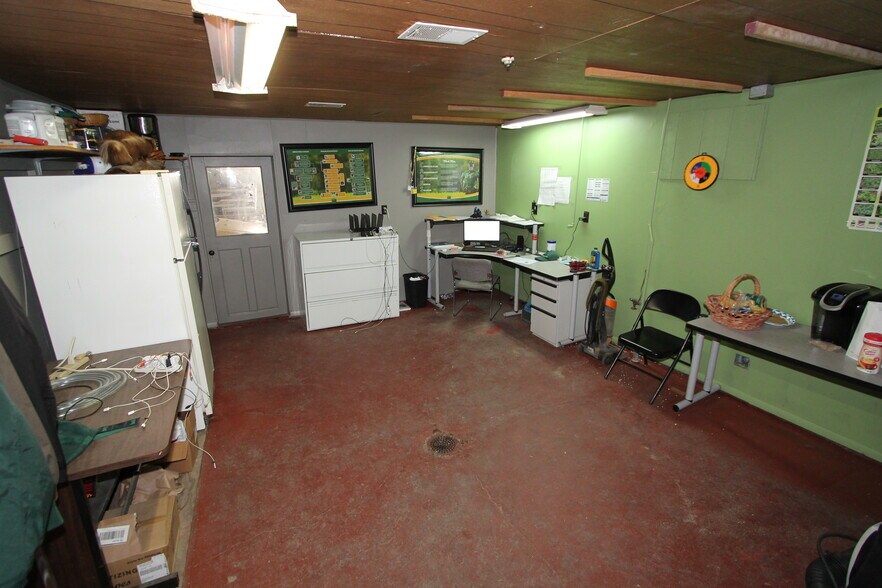 More Photos Of 400 S Pine St, Burlington General Retail For Sale