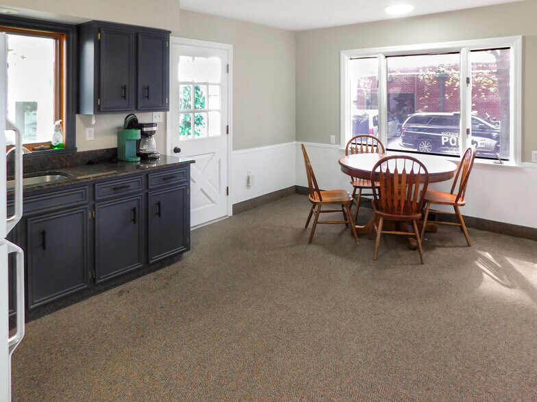 More Photos Of 122 E Main St, Rockton Office For Lease