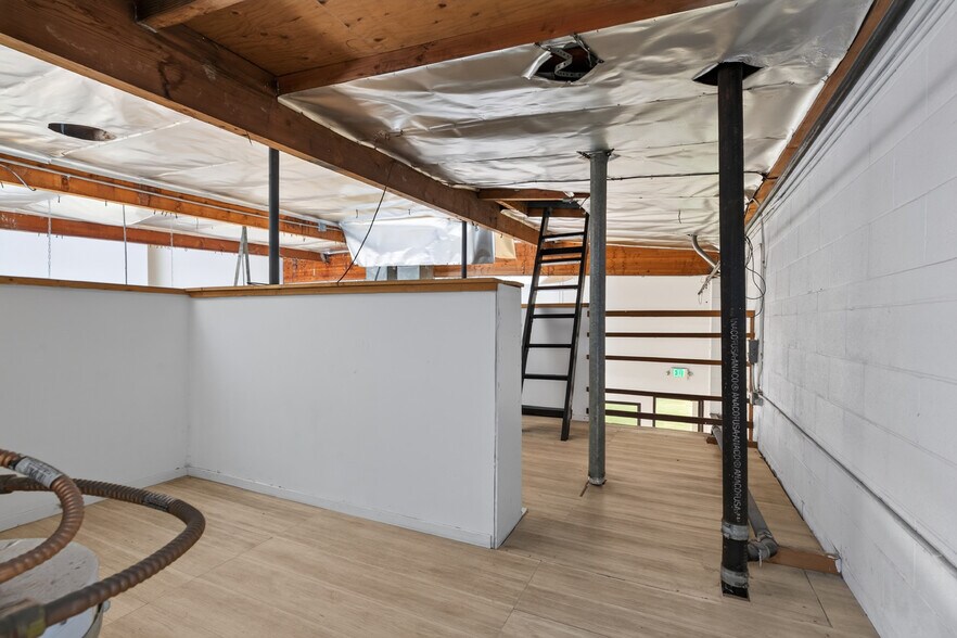 More Photos Of 11105 Weddington St, North Hollywood Service For Lease