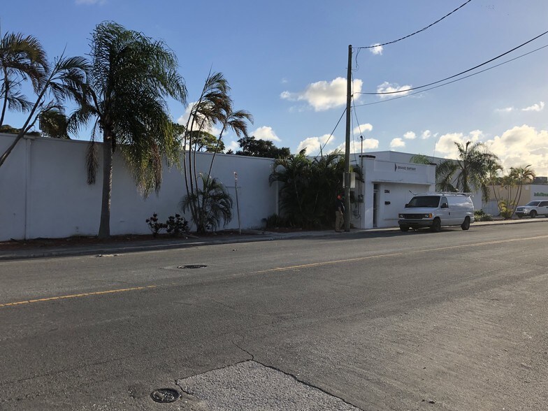 More Photos Of 1304 Old Okeechobee Rd, West Palm Beach Warehouse For Lease