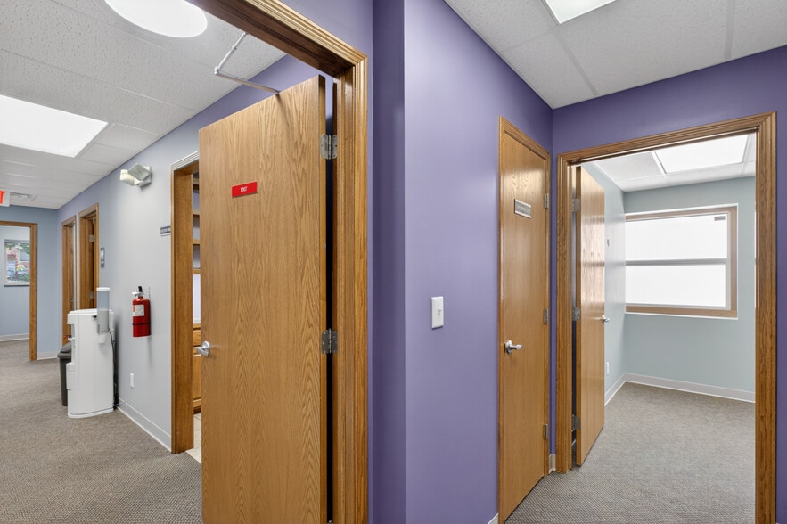 More Photos Of 133 N Glendale St, Wichita Office For Sale