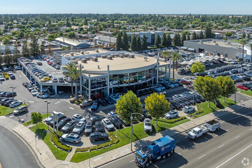 More Photos Of 7121 N Palm Ave, Fresno Auto Dealership For Lease