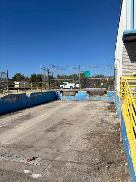 More Photos Of 4271 Dividend Dr, San Antonio Warehouse For Lease