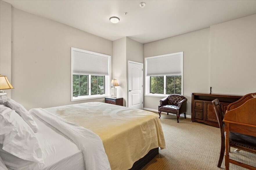 More Photos Of 49 Florida Ave, Amsterdam Hospitality For Sale