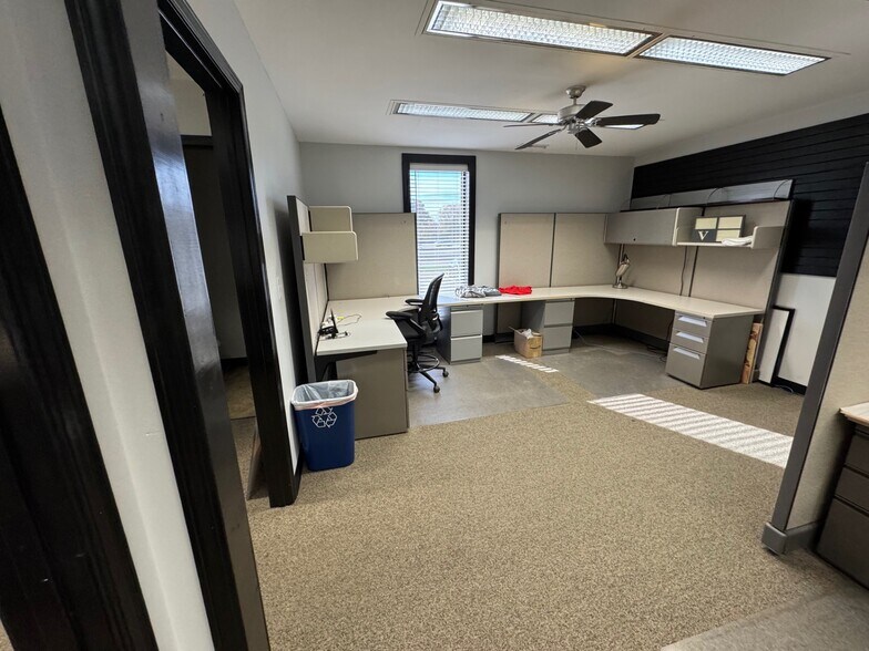 More Photos Of 125 N Service Rd, Saint Peters Warehouse For Sale