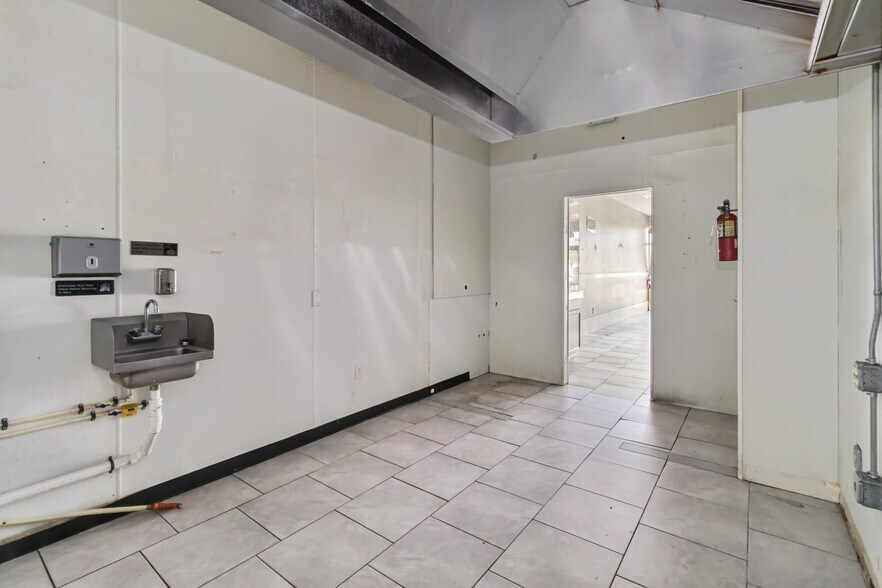 More Photos Of 2808 E Osceola Pky, Kissimmee Storefront Retail Office For Lease