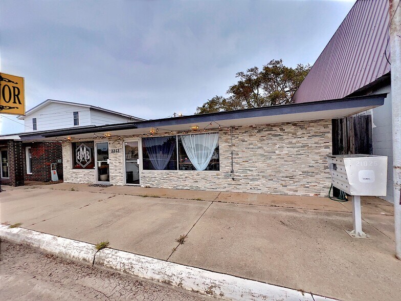 More Photos Of 2223 Falcon Rd, Altus Restaurant For Lease