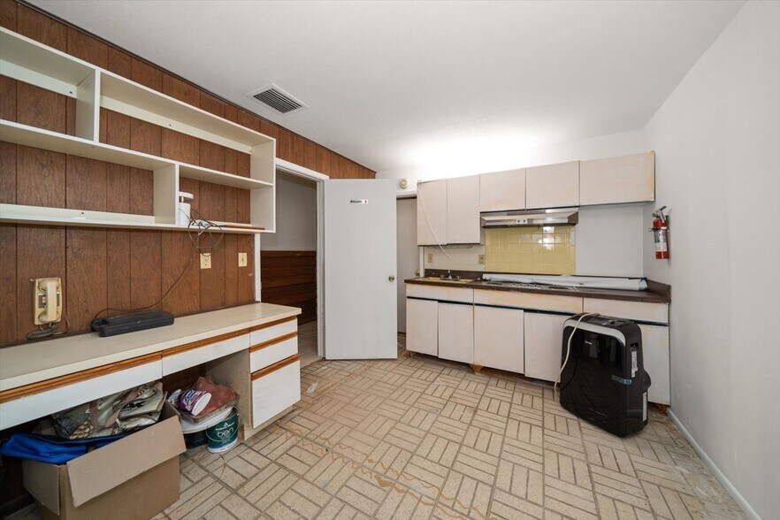 More Photos Of 1631 W Bay Dr, Largo Veterinarian Kennel For Sale