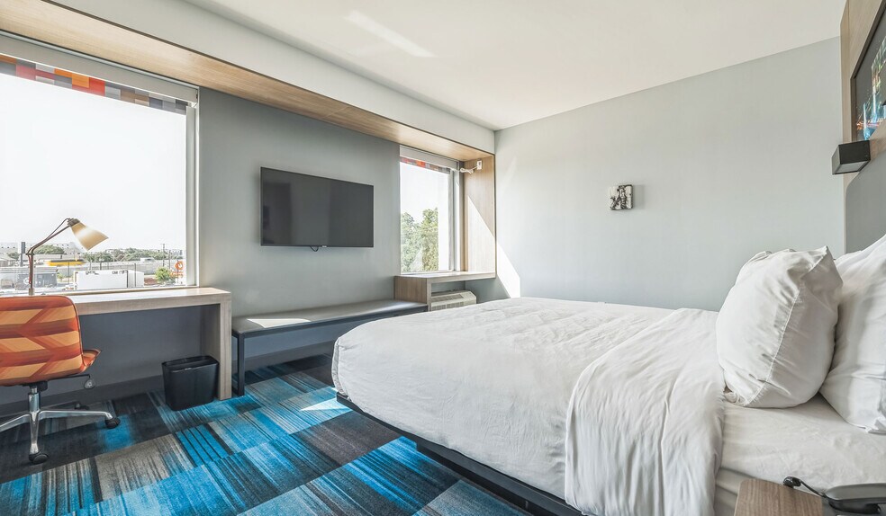 More Photos Of 900 S 11th St, Waco Hotel For Sale