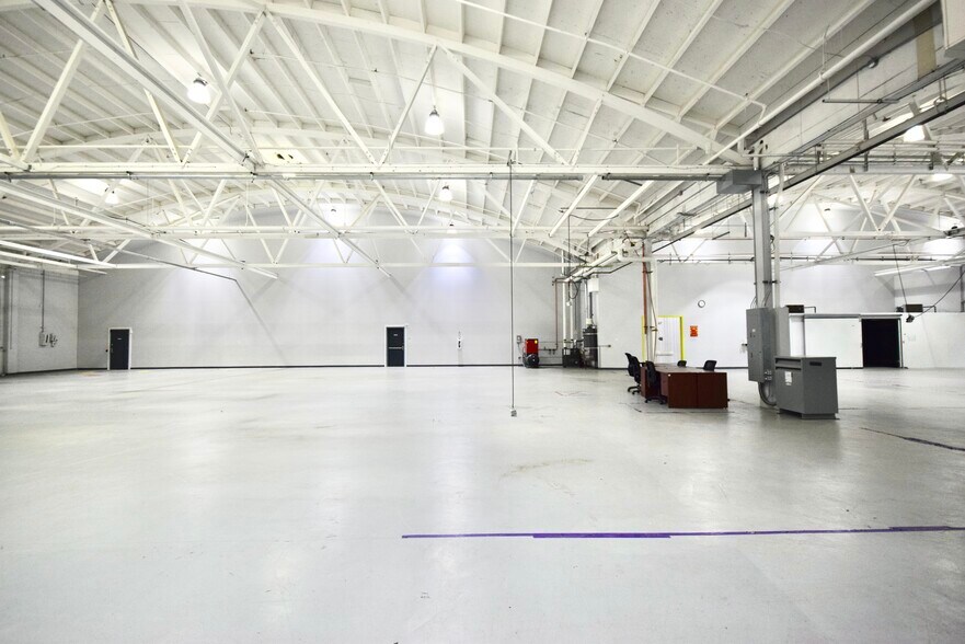 More Photos Of 2200 SE Mailwell Dr, Milwaukie Warehouse For Lease