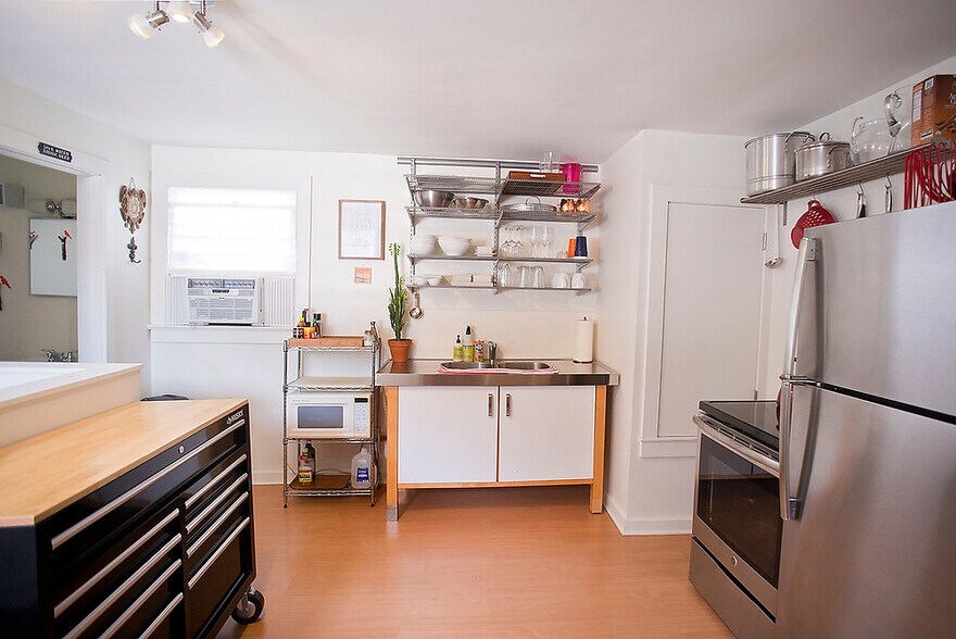 More Photos Of 316 Saint Joseph St, New Orleans General Retail For Lease