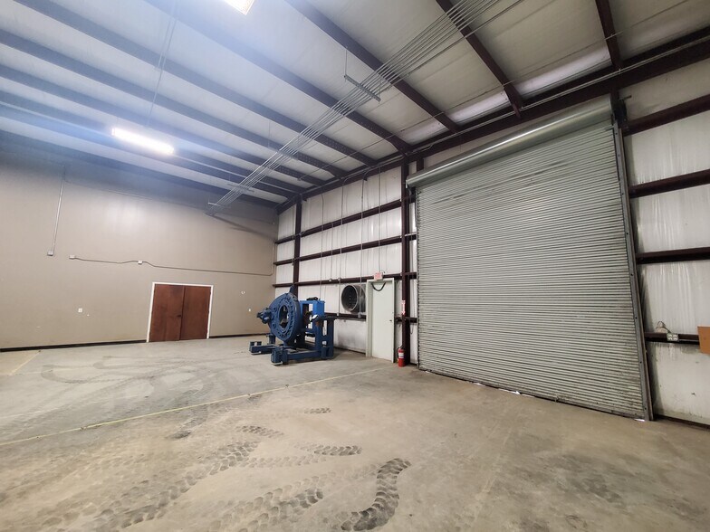 More Photos Of 2418 N Frazier St, Conroe Light Manufacturing For Lease