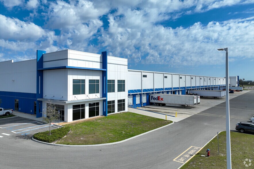 More Photos Of 3040 Shelby Industrial Dr, Apopka Distribution For Lease