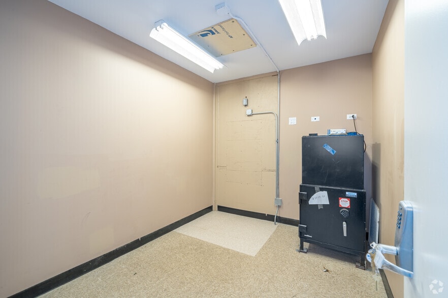 More Photos Of 118 Cass St, Woodstock Storefront For Sale