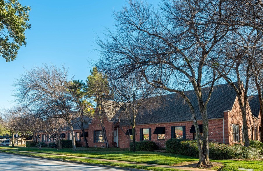 More Photos Of 230 N Park Blvd, Grapevine Medical For Lease