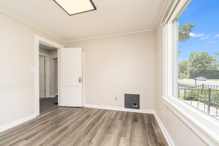 More Photos Of 1607 Chester Blvd, Richmond Office For Sale