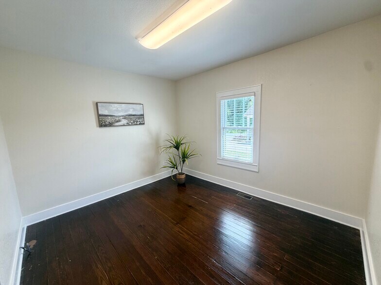 More Photos Of 904 W Lamar Alexander Pky, Maryville Office For Lease