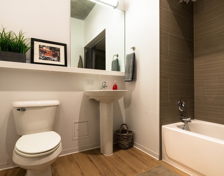 More Photos Of 1611 W Division St, Chicago Apartments For Lease